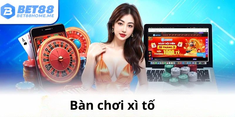 Bàn chơi xì tố với nhiều người chơi đang tố bài.